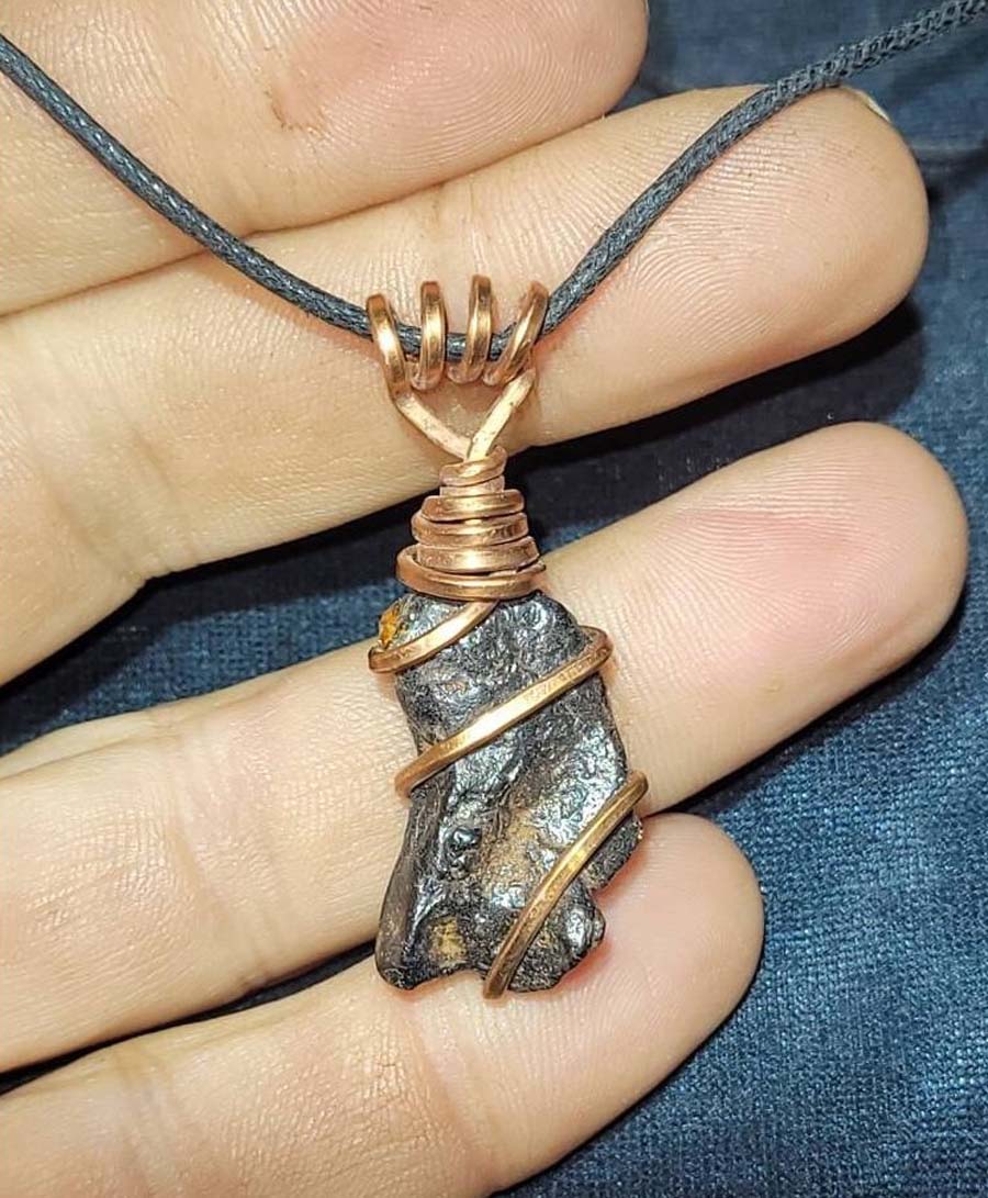 Minimalist Raw Labradorite Pendant - Natural Copper Wire Wrap