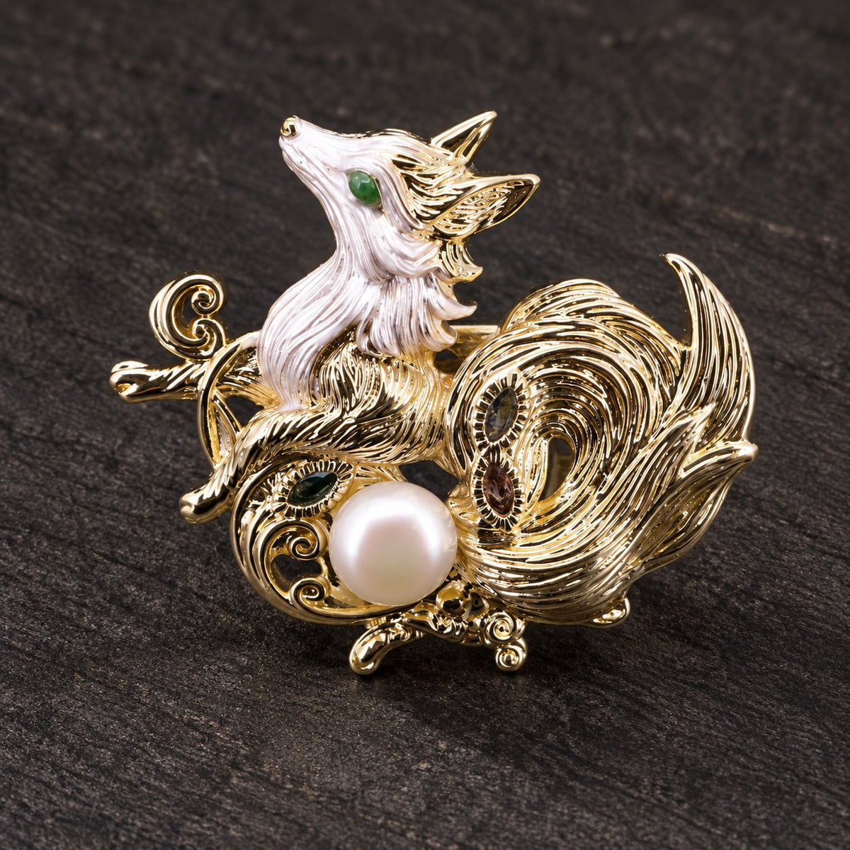 YC024 Gold Tone freshwater pearl fox brooch, full front view