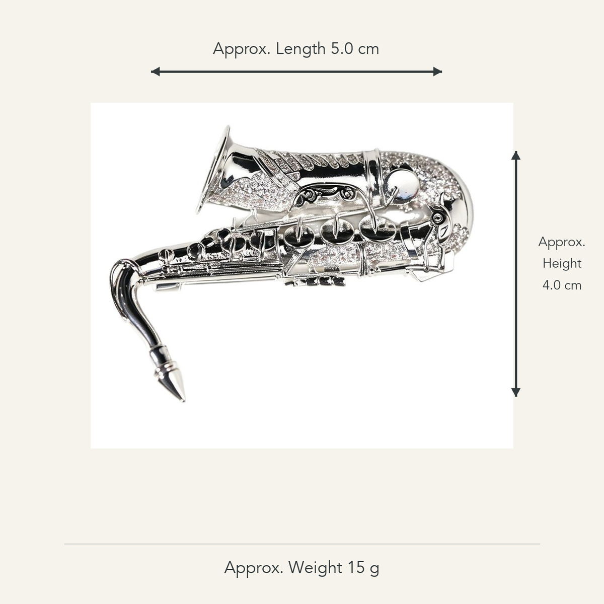 Silver tone saxophone brooch length 5.0 cm and height 4.0 cm with arrows; approx. 15 g